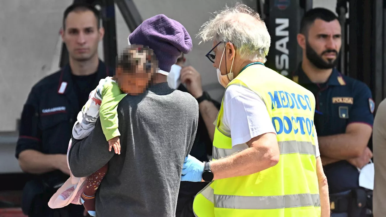 Migranti, sbarcata a Salerno la nave dei bambini: “Decine di minorenni in mare senza i genitori”