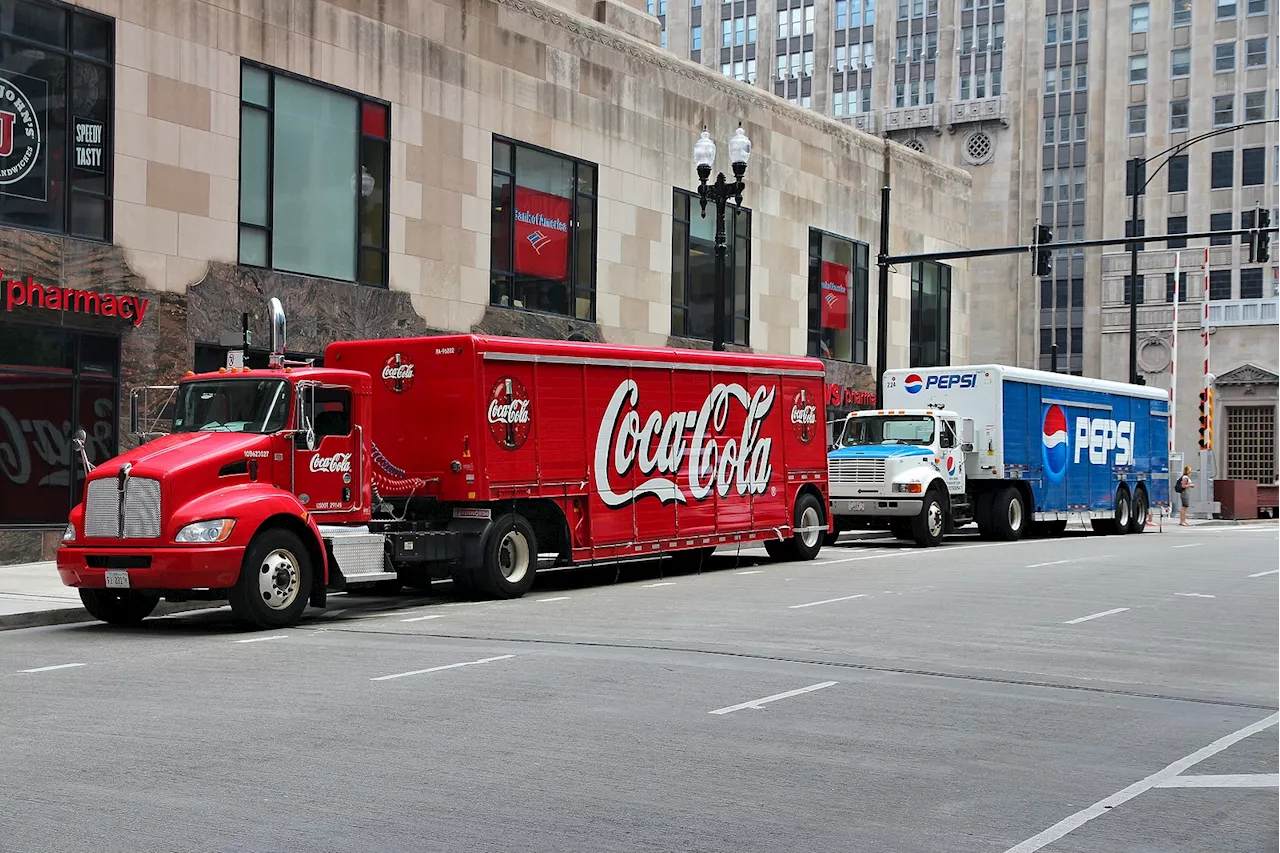 Trabajador de Pepsi coloca publicidad frente a Coca-Cola y esto pasó