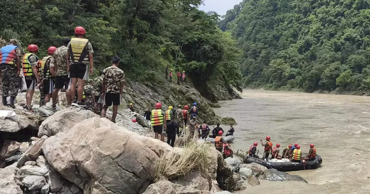 नेपाल बस हादसे में पहला शव मिला, एक्सीडेंट की जगह से 50 किलोमीटर दूर रेत में दबा था, अभी भी 50 लोग गायब