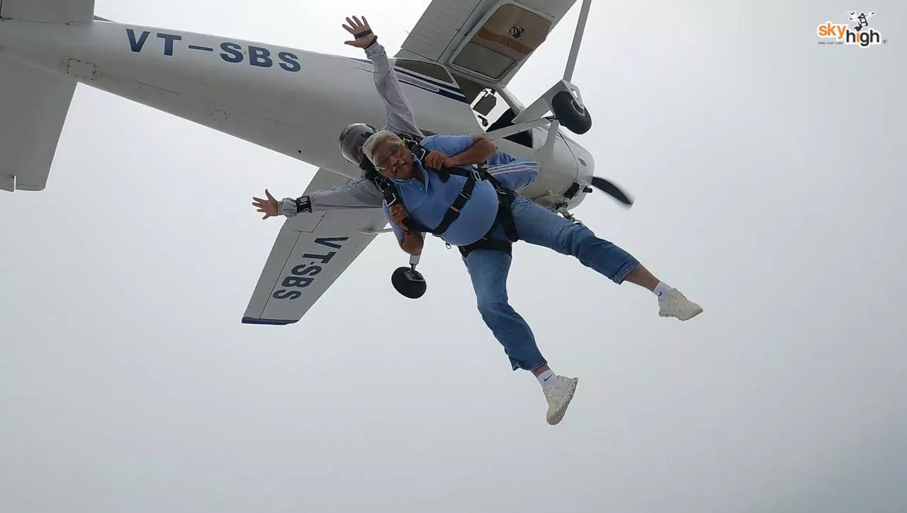 World Skydiving Day: गजेंद्र शेखावत ने 12 हजार मीटर की ऊंचाई से लगाया जंप, निजी स्काईडाइविंग विमान को दिखाई हरी झंडी