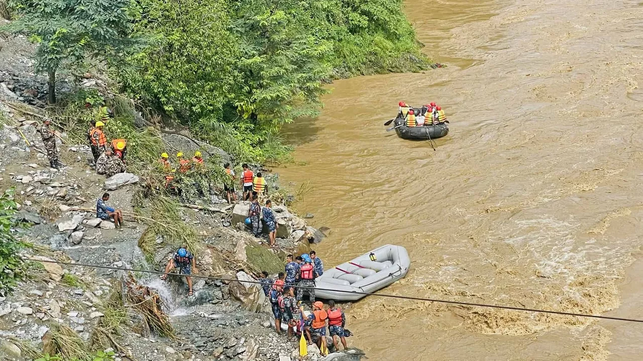 Nepal Landslide: नेपाल में लैंडस्लाइड के बाद नदी में बही दो बसें, पांच किमी तक नहीं चला पता, सर्च ऑपरेशन जारी