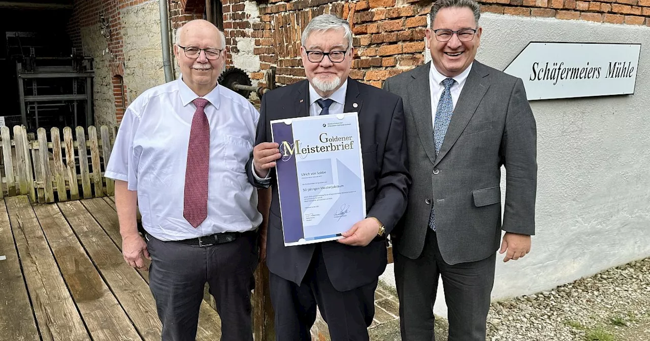 Ehrenobermeister der Uhrmacher-Innung Paderborn erhält den Goldenen Meisterbrief