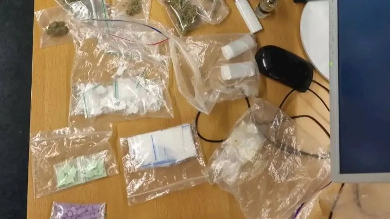 Man met drugs in auto verzet zich bij arrestatie en scheldt agenten verrot