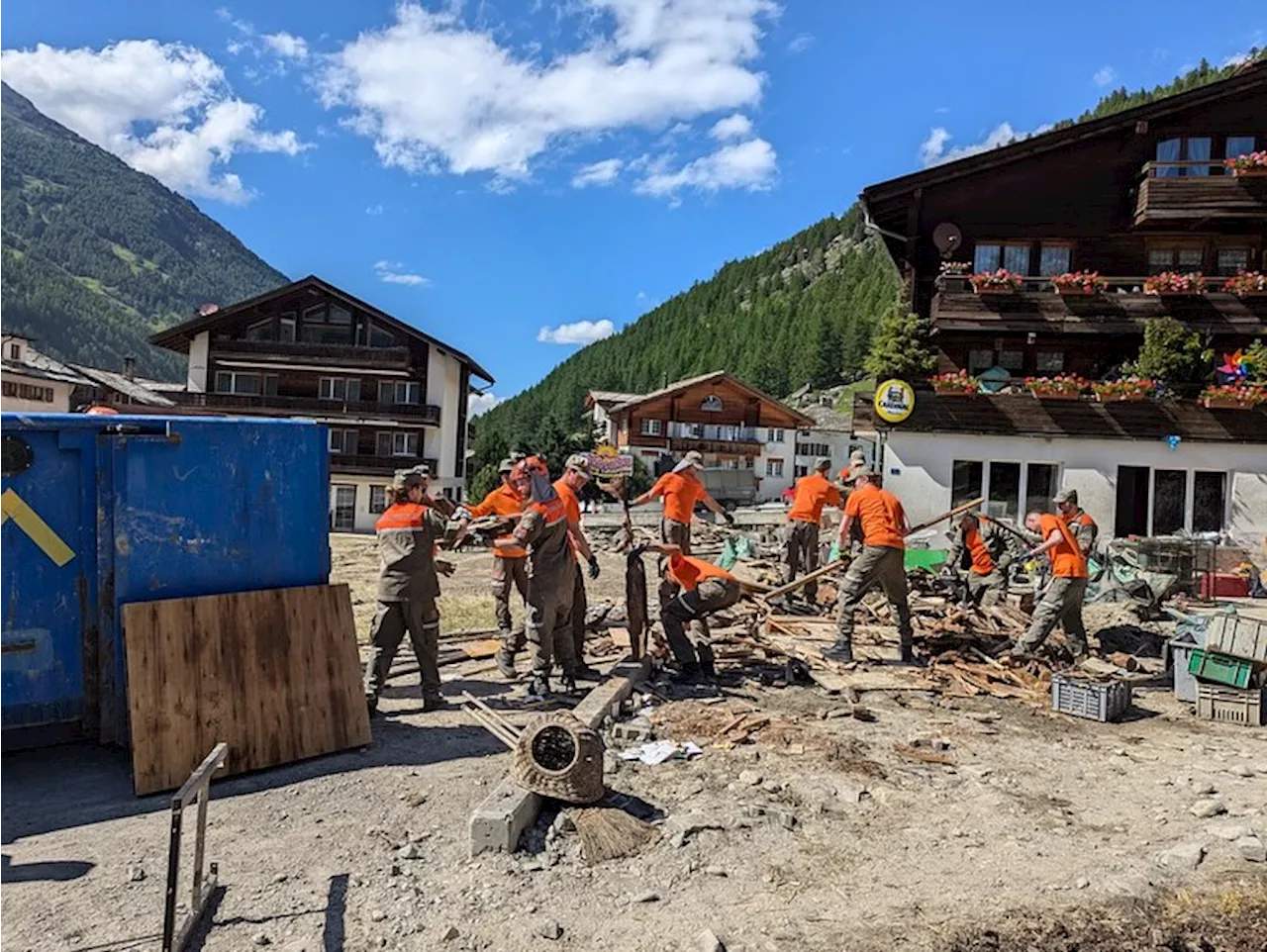 Kanton Wallis: Einsatzkräfte unterstützen bei der Bewältigung von Unwetterschäden