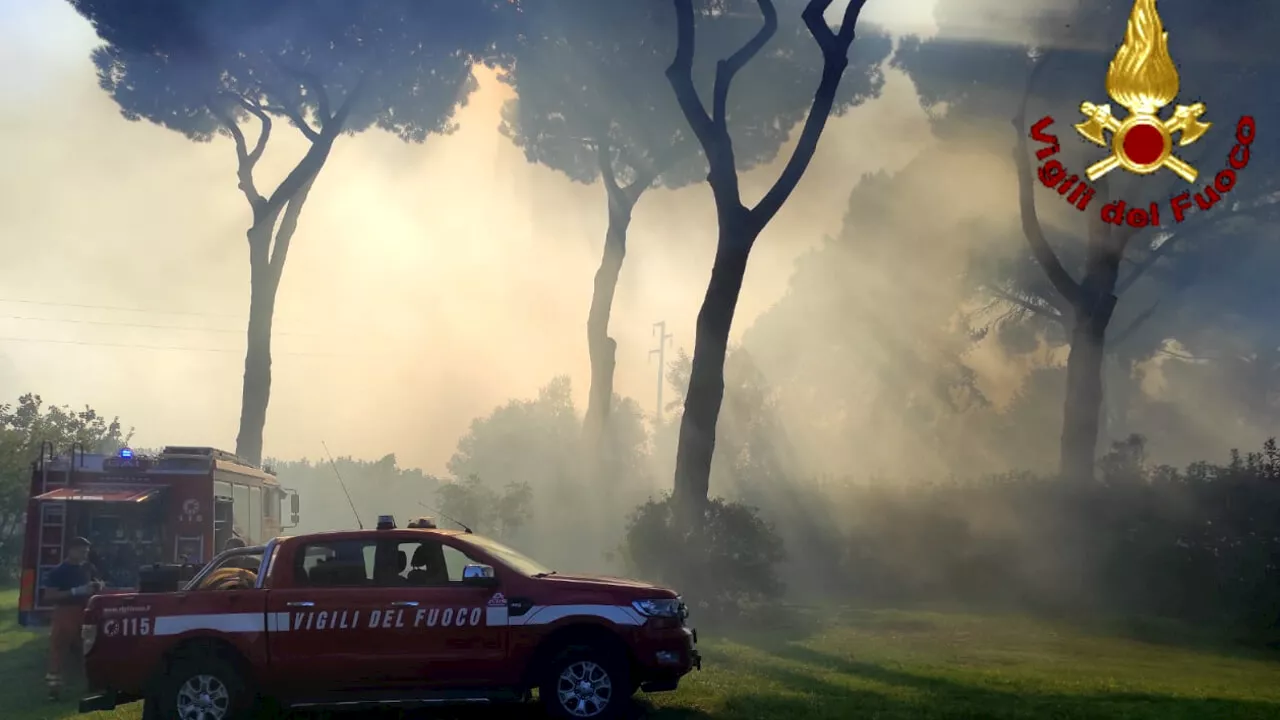 Incendio a Roma: fiamme davanti al campo rom, chiusa la Pontina