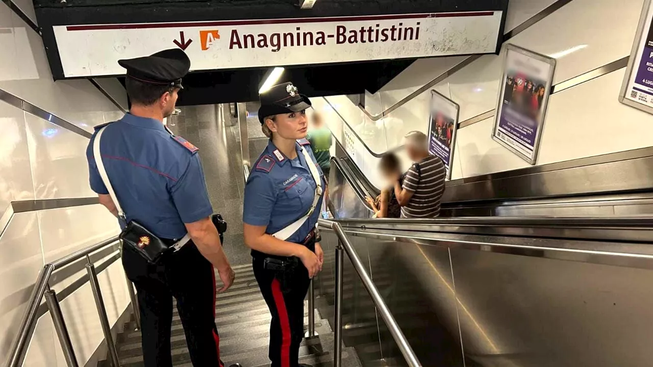 Metro Spagna: turista derubato da gang di borseggiatori mentre sale sul vagone, ladro in fuga sui binari