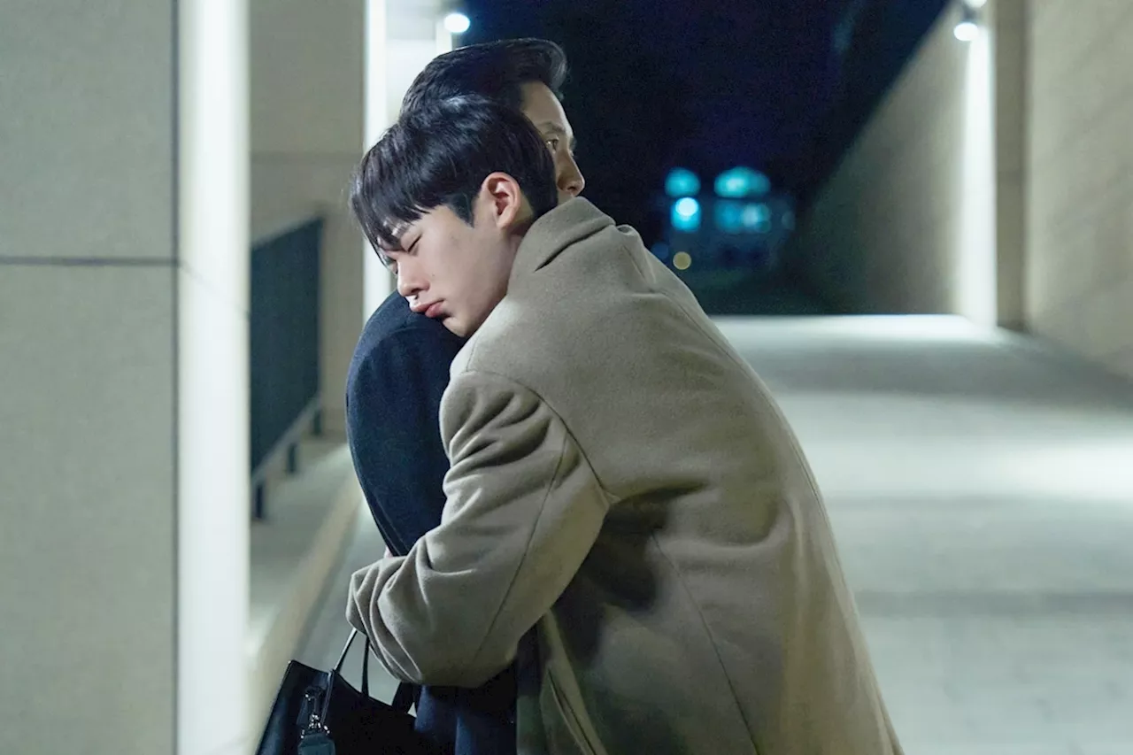 Lee Jung Ha Drunkenly Embraces Shin Ha Kyun In “The Auditors”