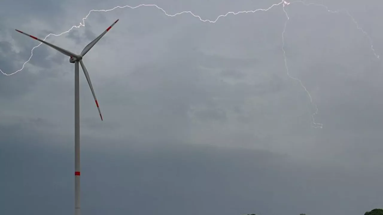 Unwetter: Vollgelaufene Keller und überschwemmte Straßen nach Unwetter