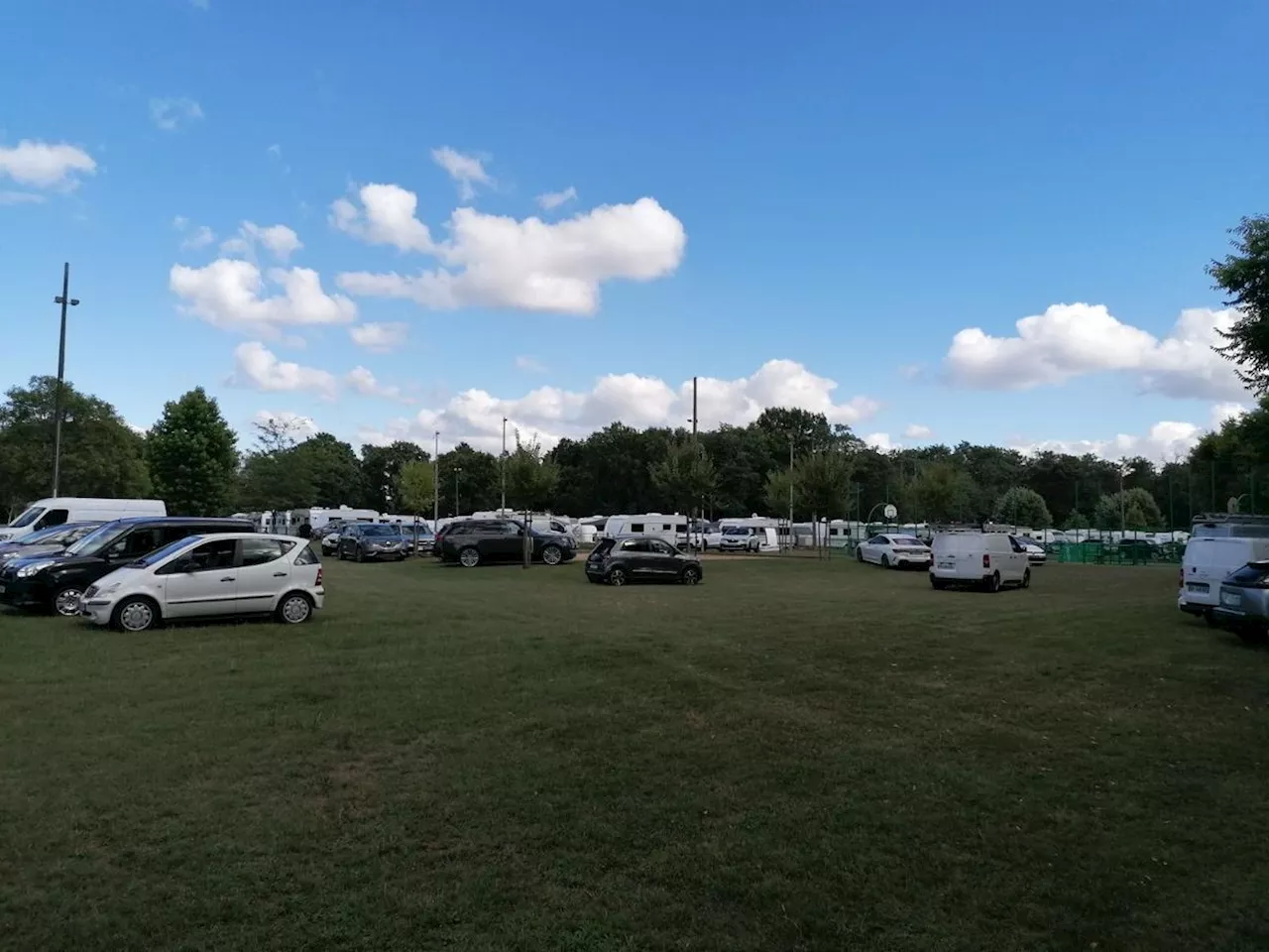 Landes : une centaine de caravanes occupe illégalement un terrain de foot