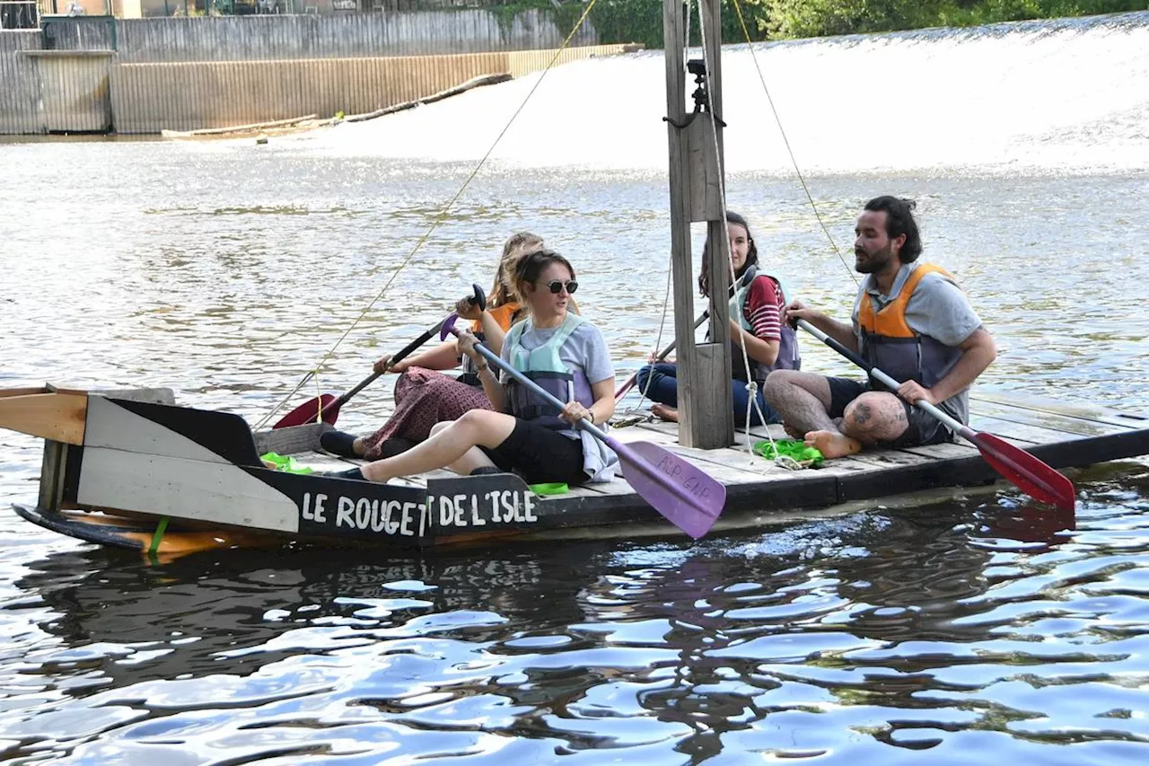 Vidéo. En Dordogne, ce drôle de radeau navigue sur l’Isle, rencontre avec son équipage