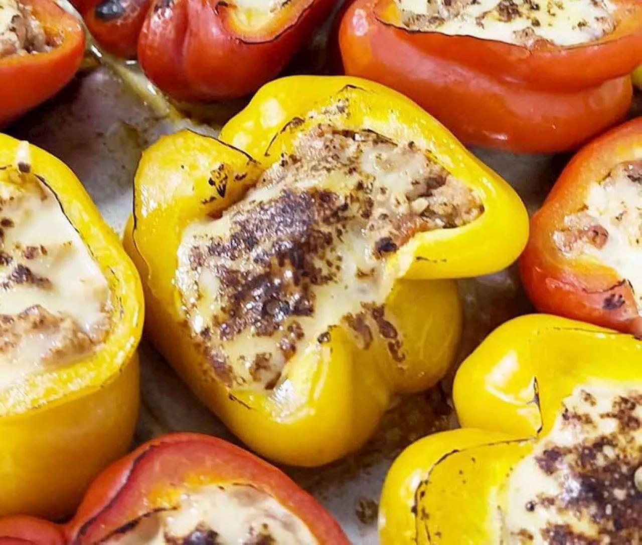 Low-carb and easy-peasy stuffed capsicums