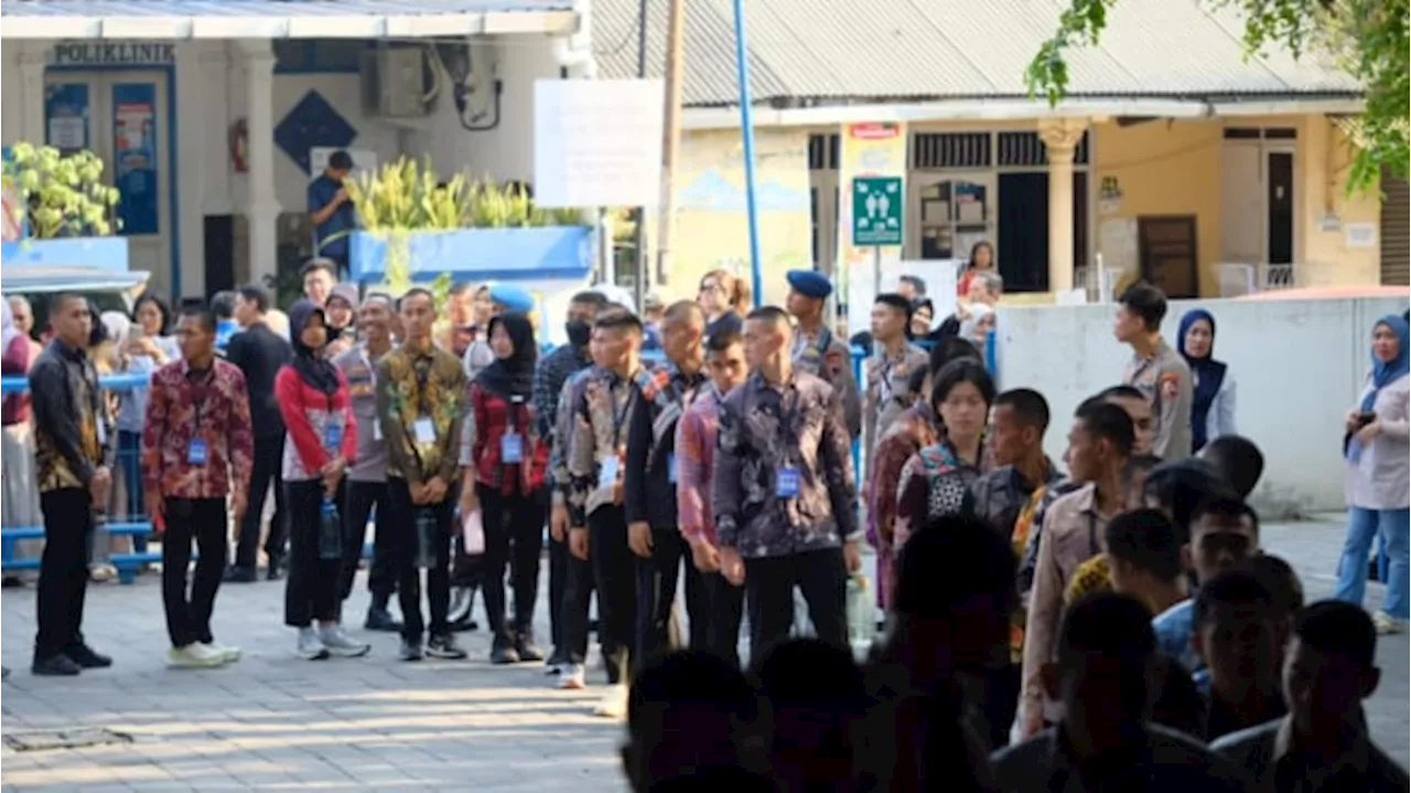 Momen Orang Tua Calon Taruna Akpol Lepas Rindu dengan Anaknya: Hanya Bisa Melihat