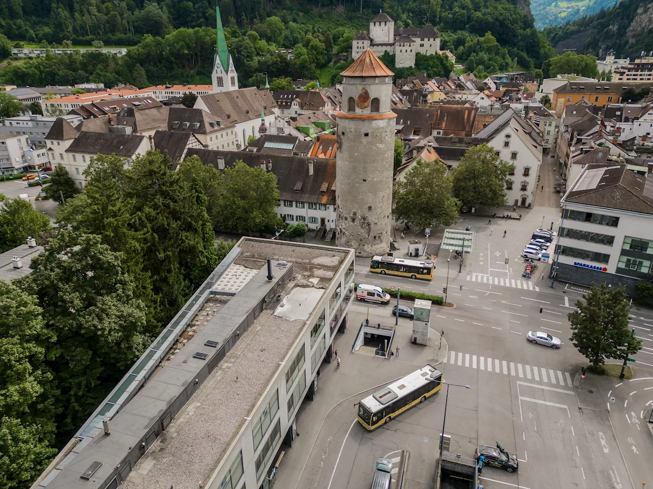 Feldkirch: Mann bittet eine gutmütige Frau um ein Glas Wasser, dann überfällt er sie!