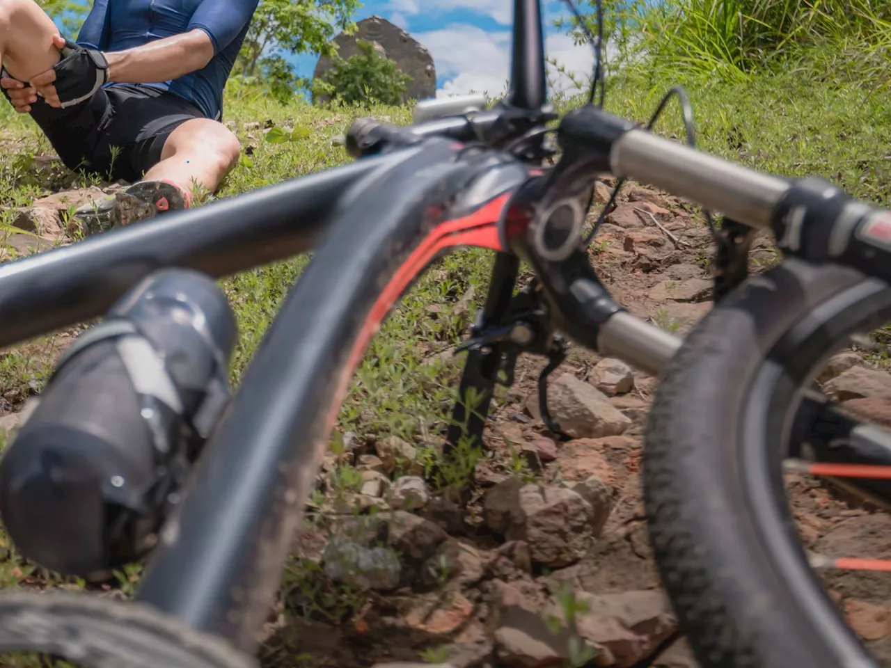 Mit Mountainbike 15 Meter tief in Tobel gestürzt