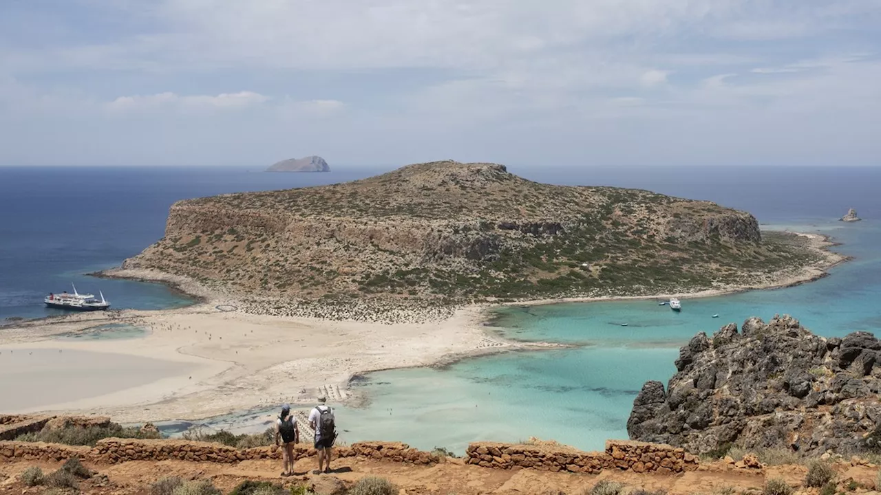 Urlaub: Chaos vor Kreta-Strand – Touristen müssen Gepäck durchs Wasser tragen