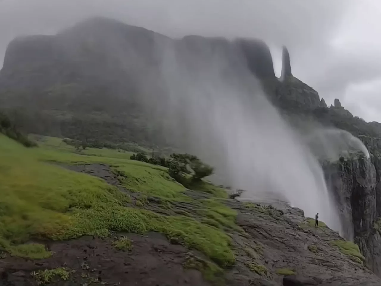 महाराष्ट्रातील आश्चर्यकारक धबधबा, आकाशाच्या दिशने वाहते पाणी; गुरुत्वाकर्षणाचा नियम ठरतो फेल