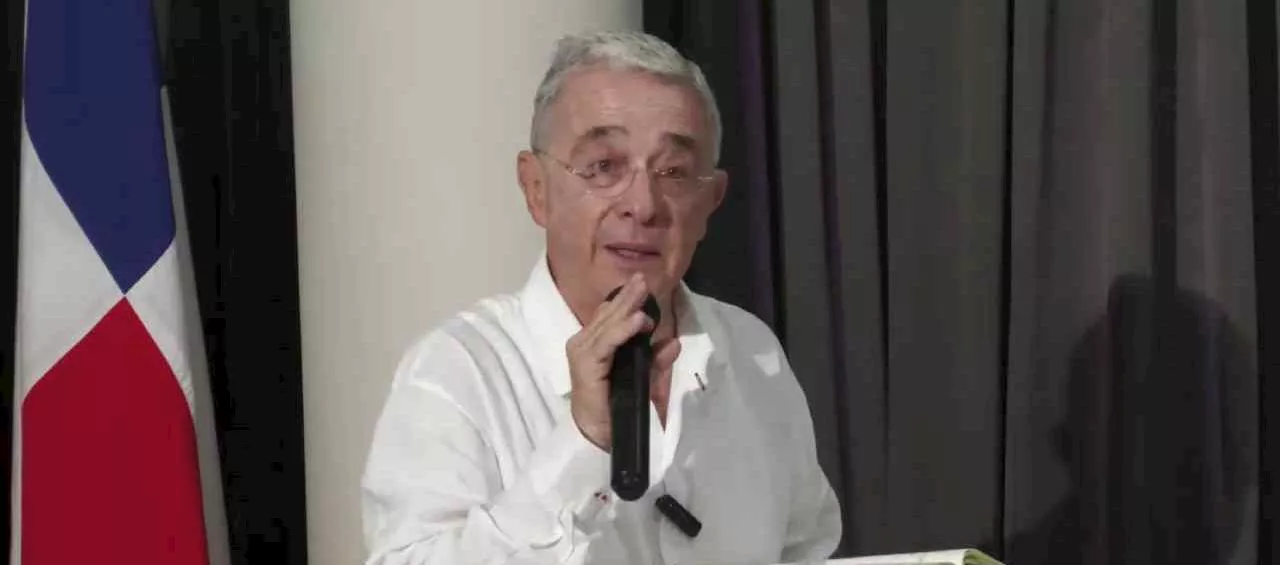 "'Fast track' es para aparentar constitucional algo que no lo es": Uribe