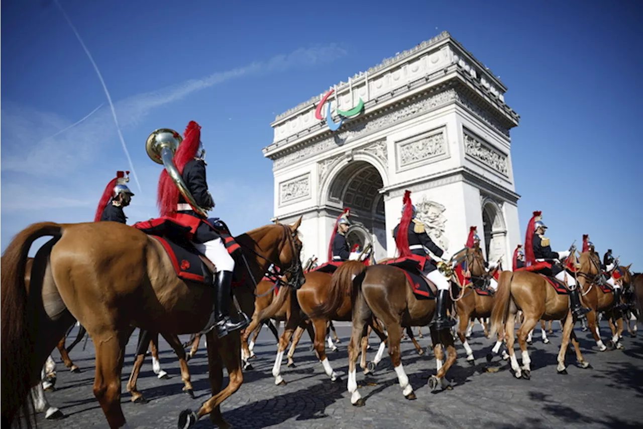 Parigi 24:fiaccola olimpica sfila con militari del 14 luglio