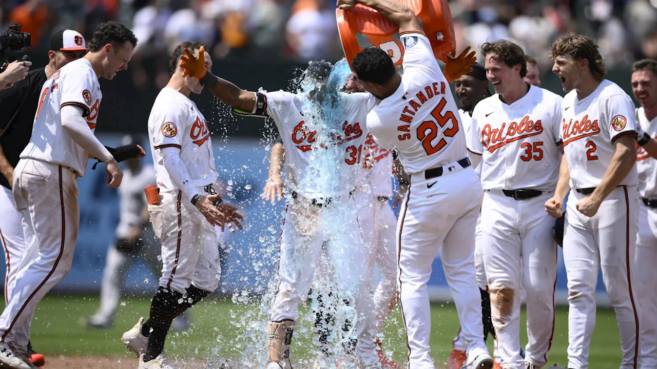 Orioles stay in first place thanks to Yankees' miscues, beat New York 6-5 on Mullins' double in 9th