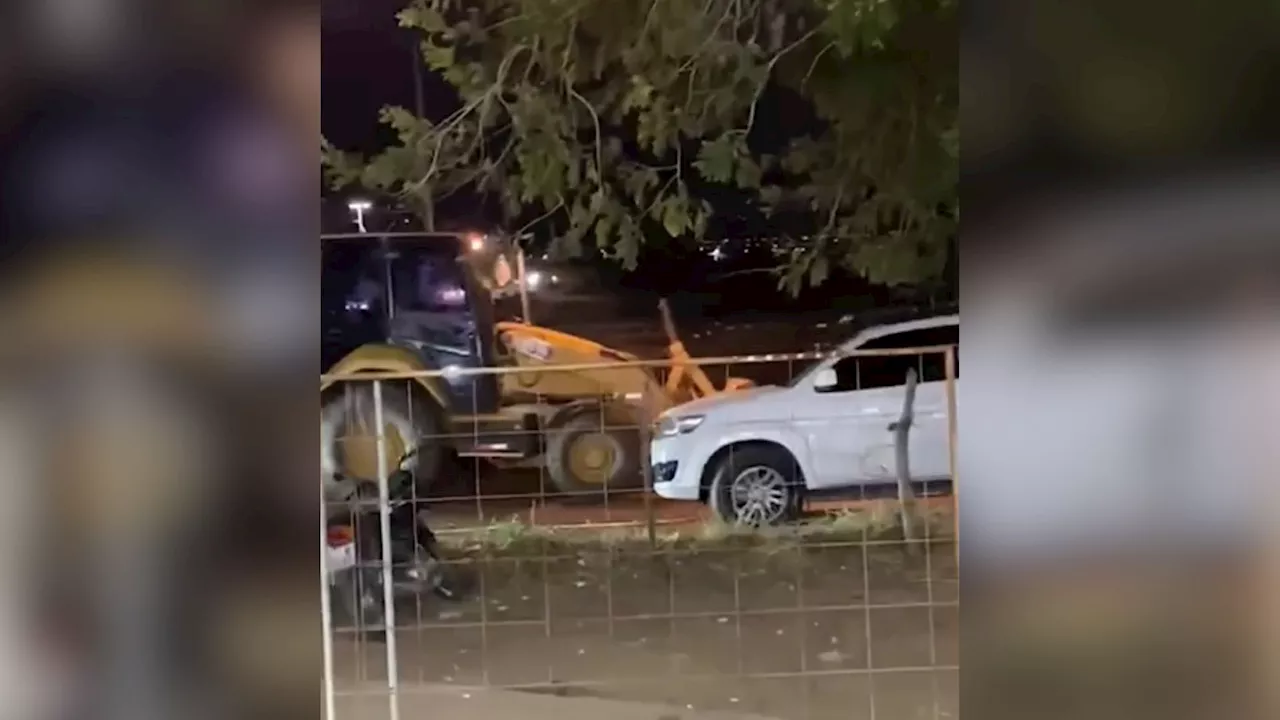 Homem é preso após arrastar carros e motos com retroescavadeira no Ceará; assista