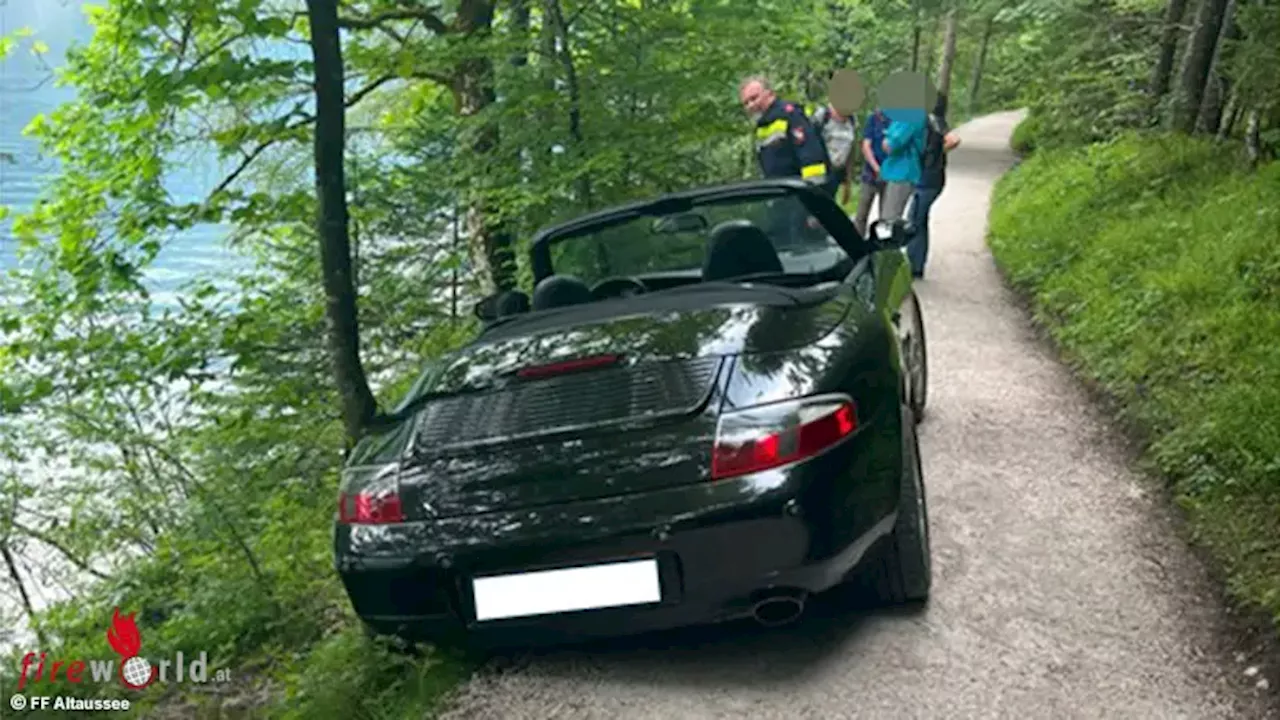 Stmk: Bergung eines Porsche an der Seeuferpromenade in Altaussee …