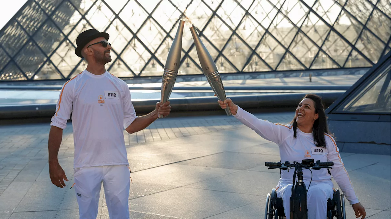 VIDEO. Paris 2024 : revivez le passage de la flamme olympique à l'intérieur du musée du Louvre