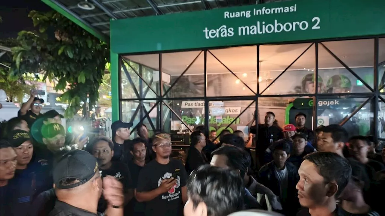 Terrifying Night in Malioboro, When Street Vendors and Officers Get Involved in Chaos