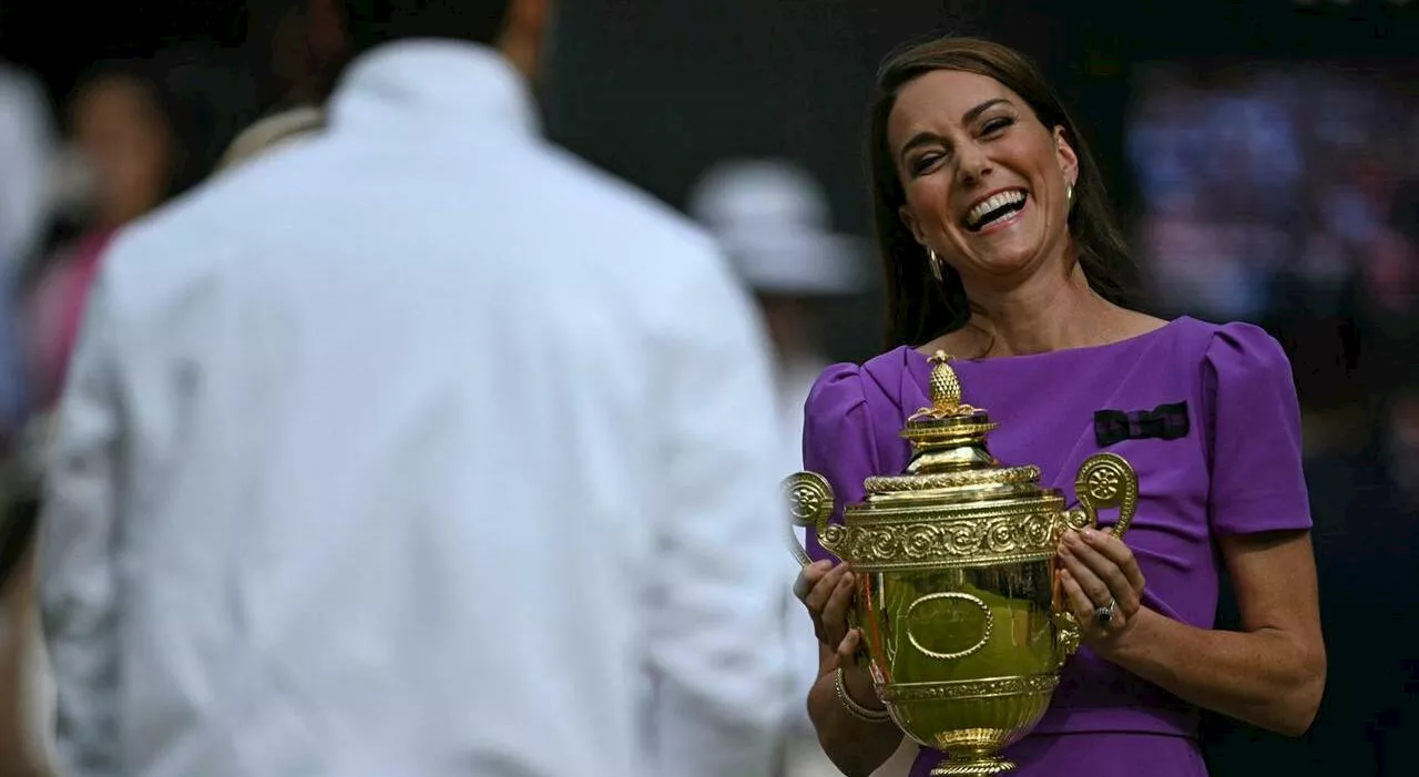 Kate Middleton torna in pubblico, l’ovazione di Wimbledon. Ma l’agenda resta limitata: «Non sono ancora fuori