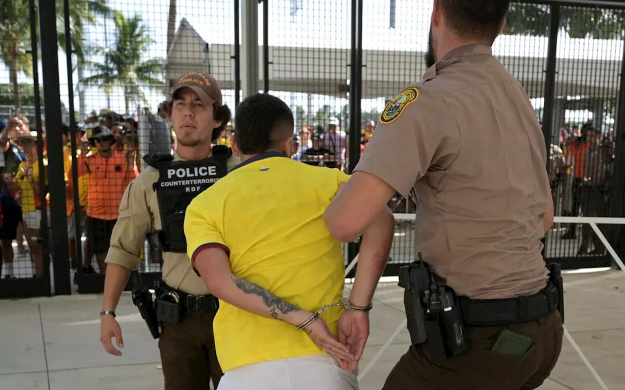 Torcedores de Argentina e Colômbia tentam invadir estádio da final da Copa América; veja