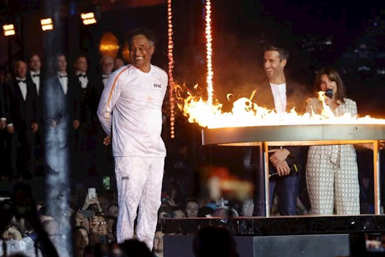 Yannick Noah allume la vasque olympique, à son arrivée dans la capitale, avant les JO de Paris 2024