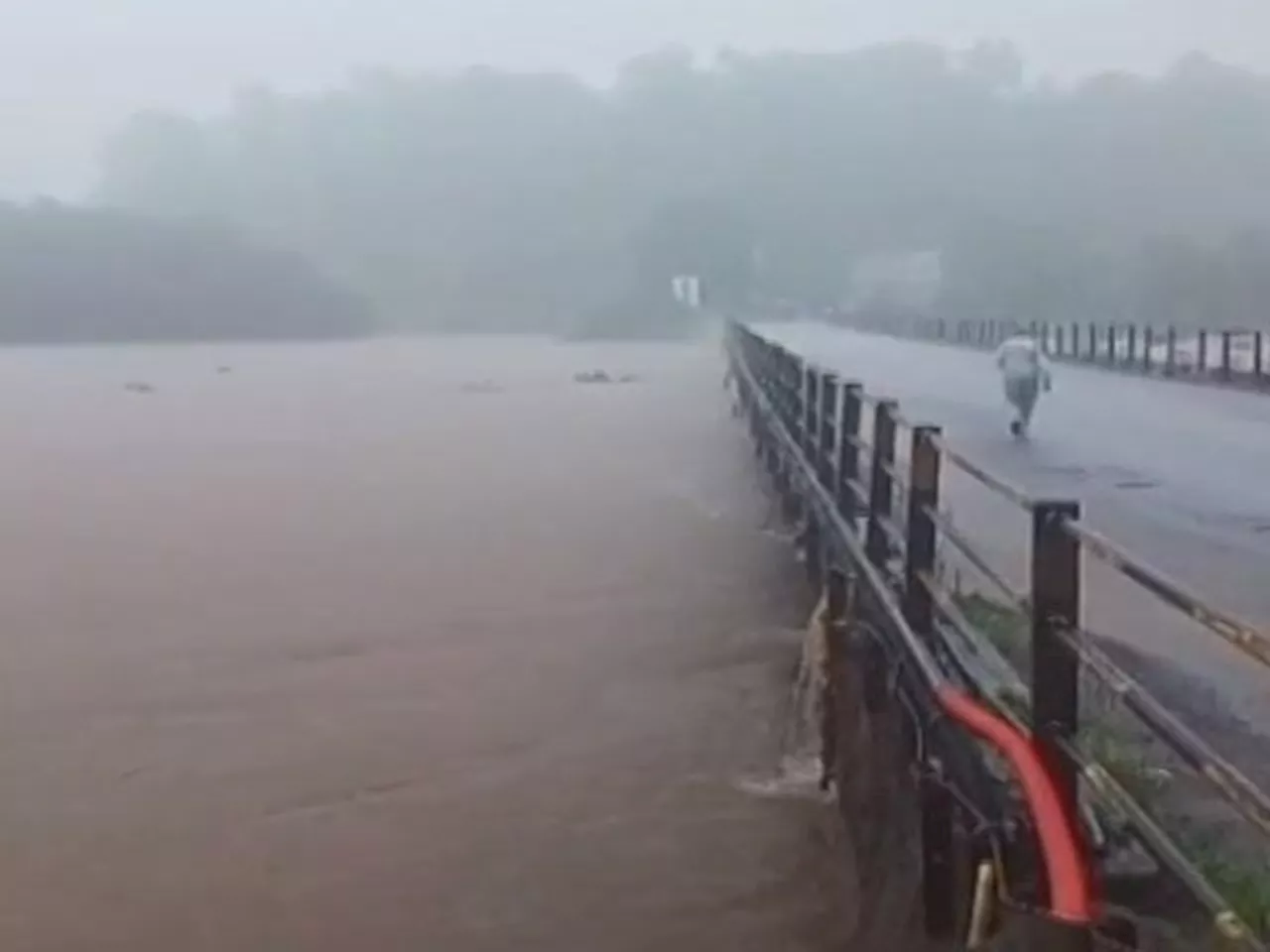 Maharashtra Weather Update: Kalyan में ज़ोरदार बारिश, नदियों पर बने पुल पानी से सराबोर