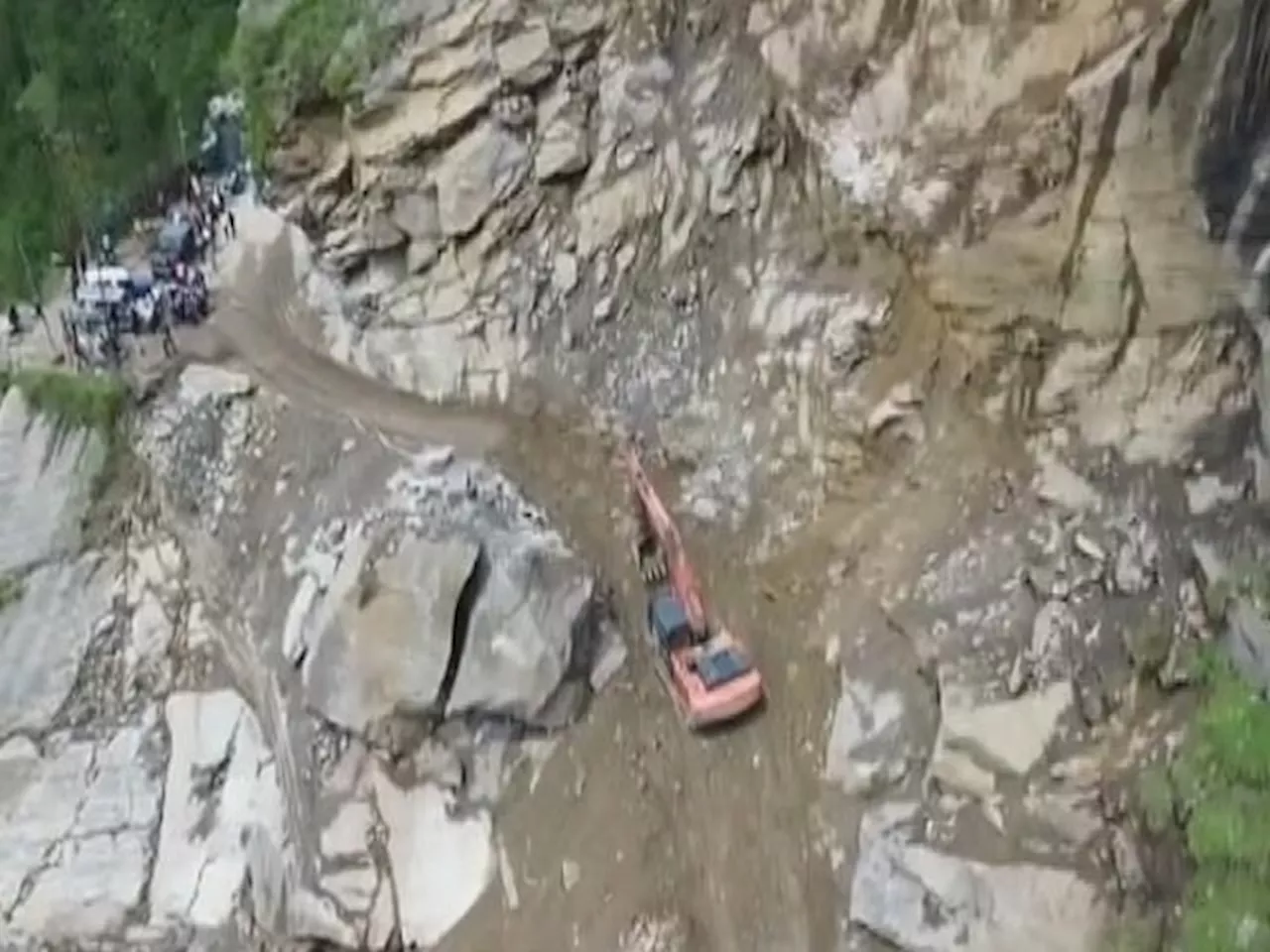 Uttarakhand Landslide: Chamoli District में भू-स्खलन के चलते हालात ख़राब, NH 7 पर अभी भी लंबा जाम