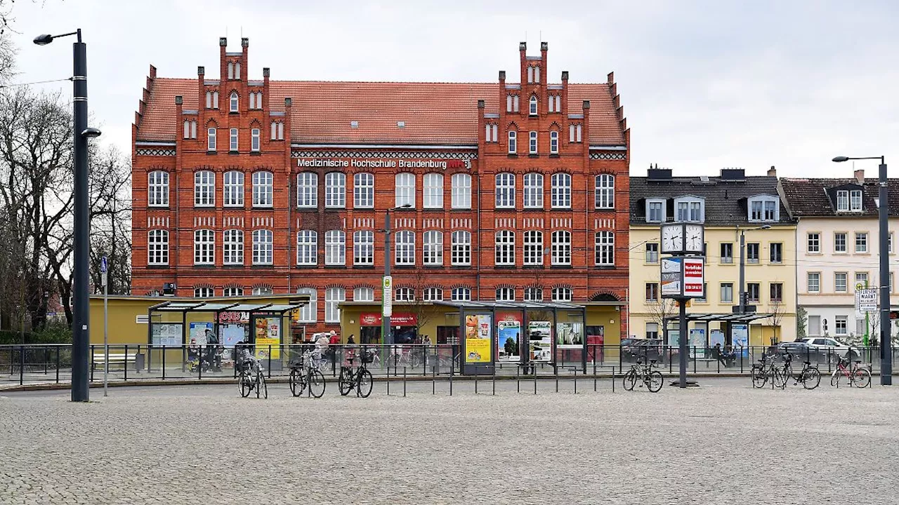 Berlin & Brandenburg: Medizinische Hochschule Brandenburg feiert 50 Absolventen