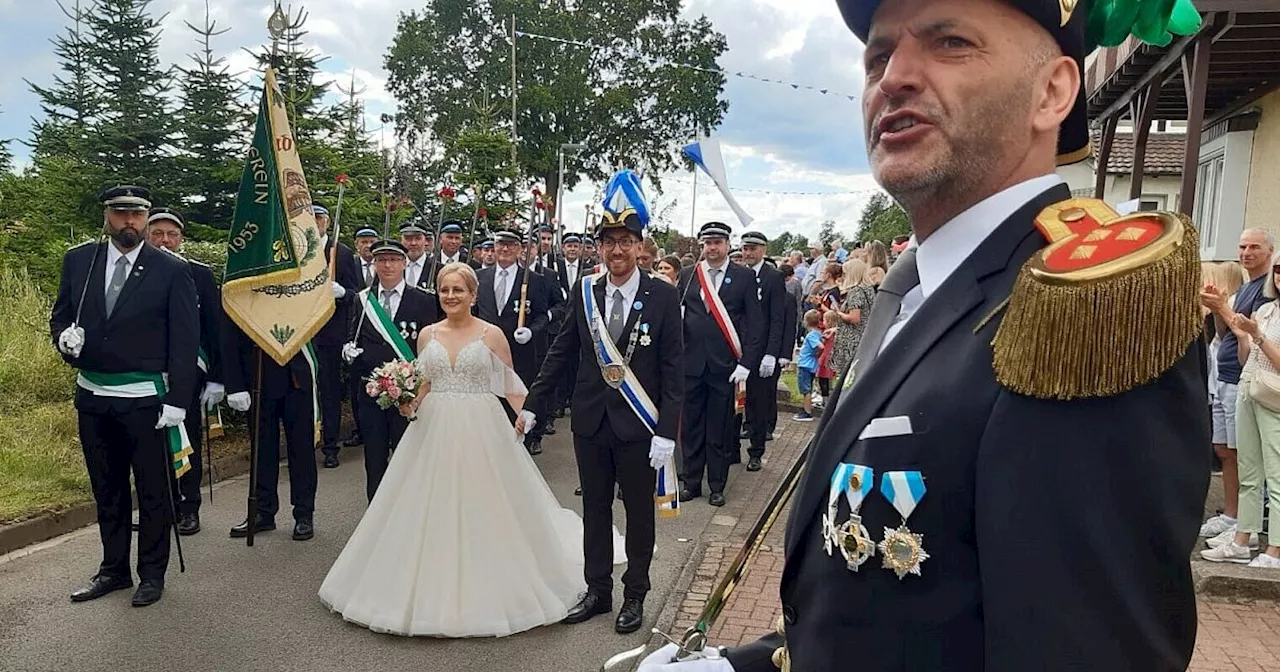 Schützen im Kreis Höxter: Ein elegantes Königspaar in Lütgeneder