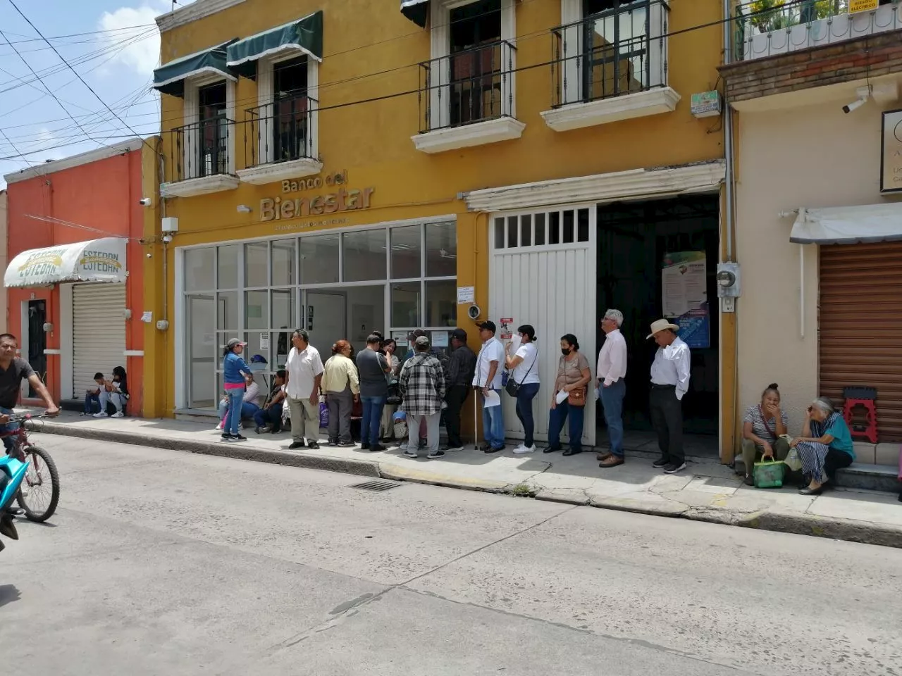 Adultos mayores esperan pensión del Bienestar en Acámbaro por horas; cajero no sirve