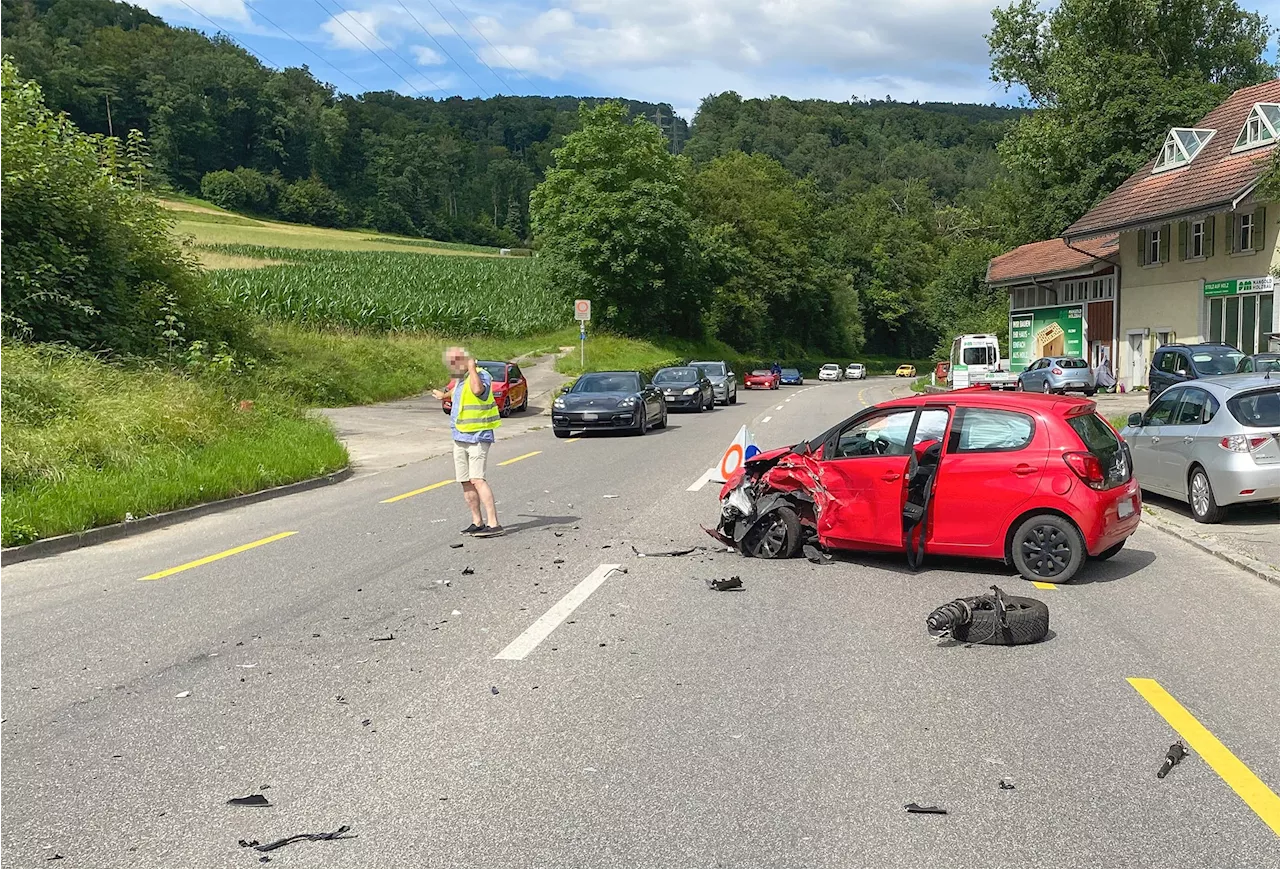 Zwingen BL: Frontalkollision zwischen zwei Autos – drei Personen verletzt