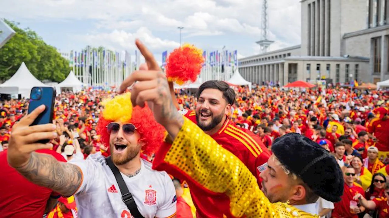 Tausende Fußball-Fans feiern in Berlin vor EM-Finale