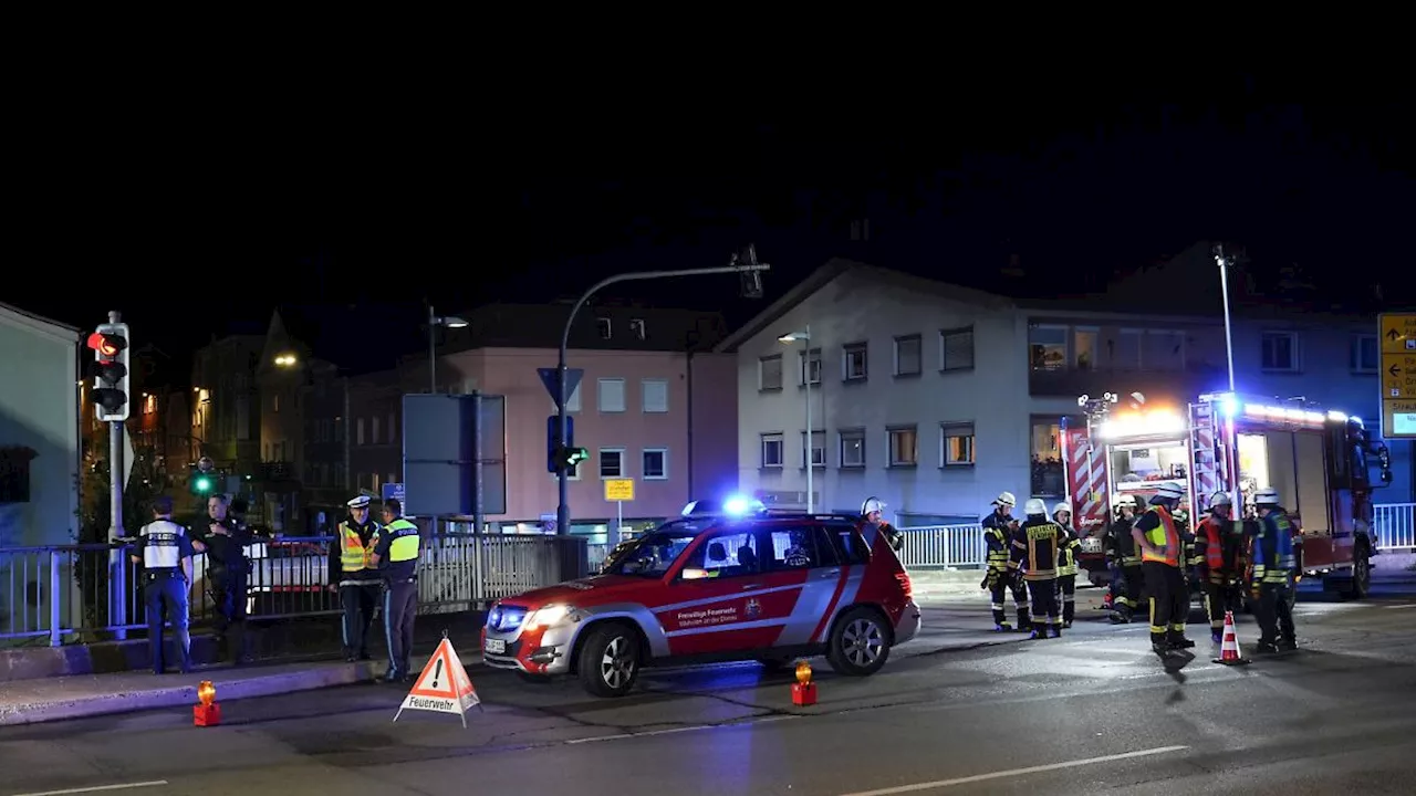 Auto-Schleuser flüchtet vor Polizeikontrolle und verletzt mehrere Passanten