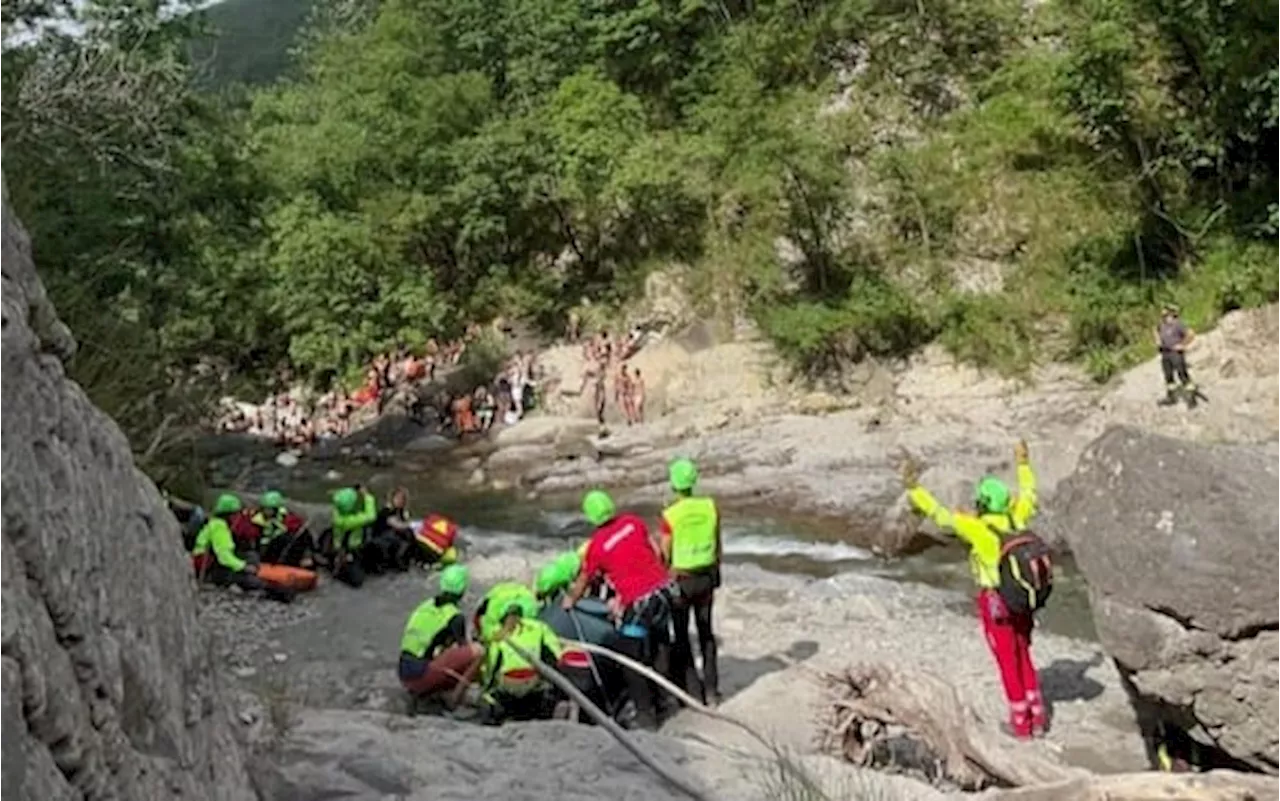 Giovane si tuffa da cascate del Golfarone nell’Appennino reggiano, è grave