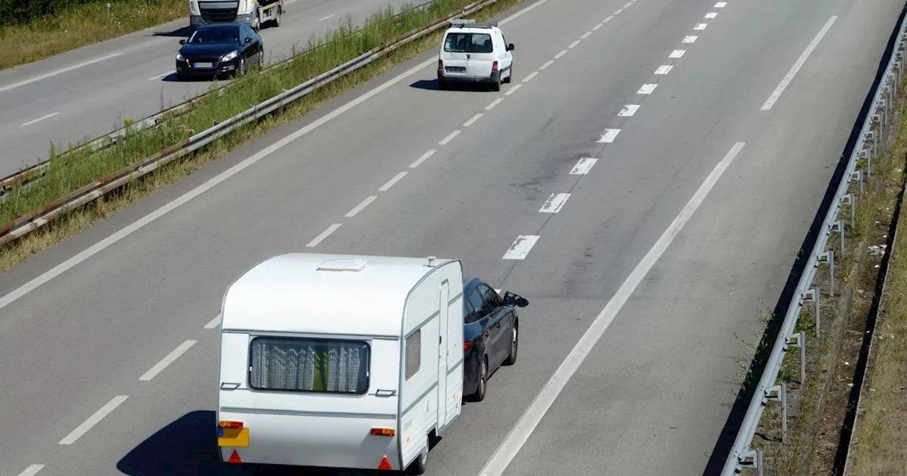 Wohnwagen löste sich und krachte in Auto: 48-Jährige bei Kollision in Prutz verletzt