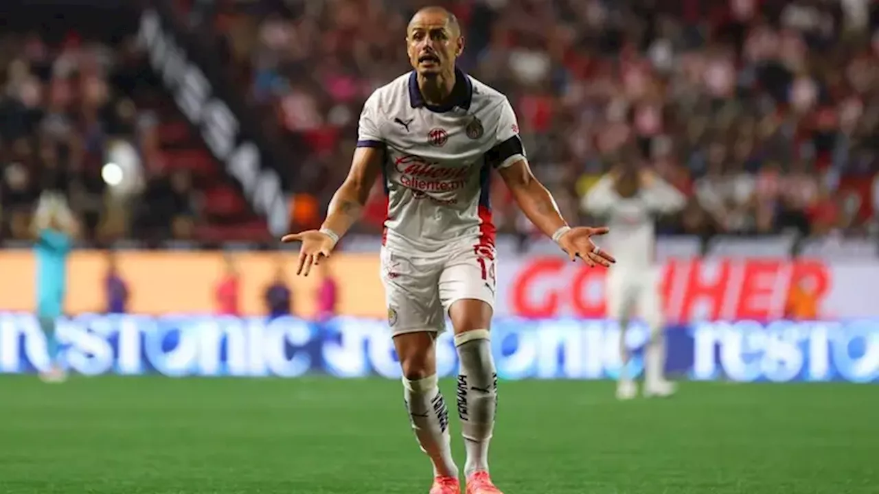 Chicharito es blanco de burlas en pantalla del estadio en el Xolos vs. Chivas