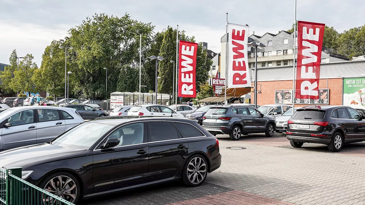 Supermarkt: E-Auto gegen Verbrenner – Parkplatz-Klau bei Rewe sorgt für Ärger