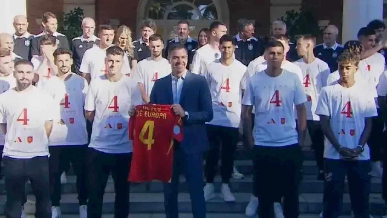 El frío saludo de Dani Carvajal a Pedro Sánchez en la celebración de la Eurocopa: ni le mira a la cara