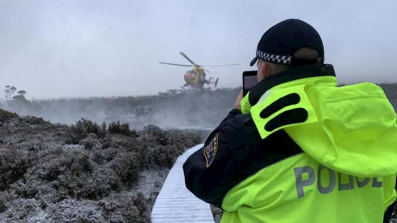 Child among bushwalkers awaiting rescue from snow in Tasmania