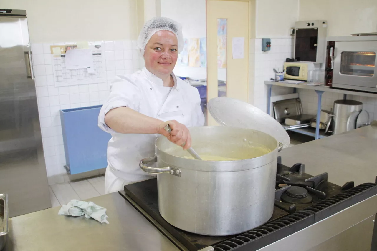 Dans ce village de l'Eure, les écoliers mangent la cuisine faite maison de Christelle