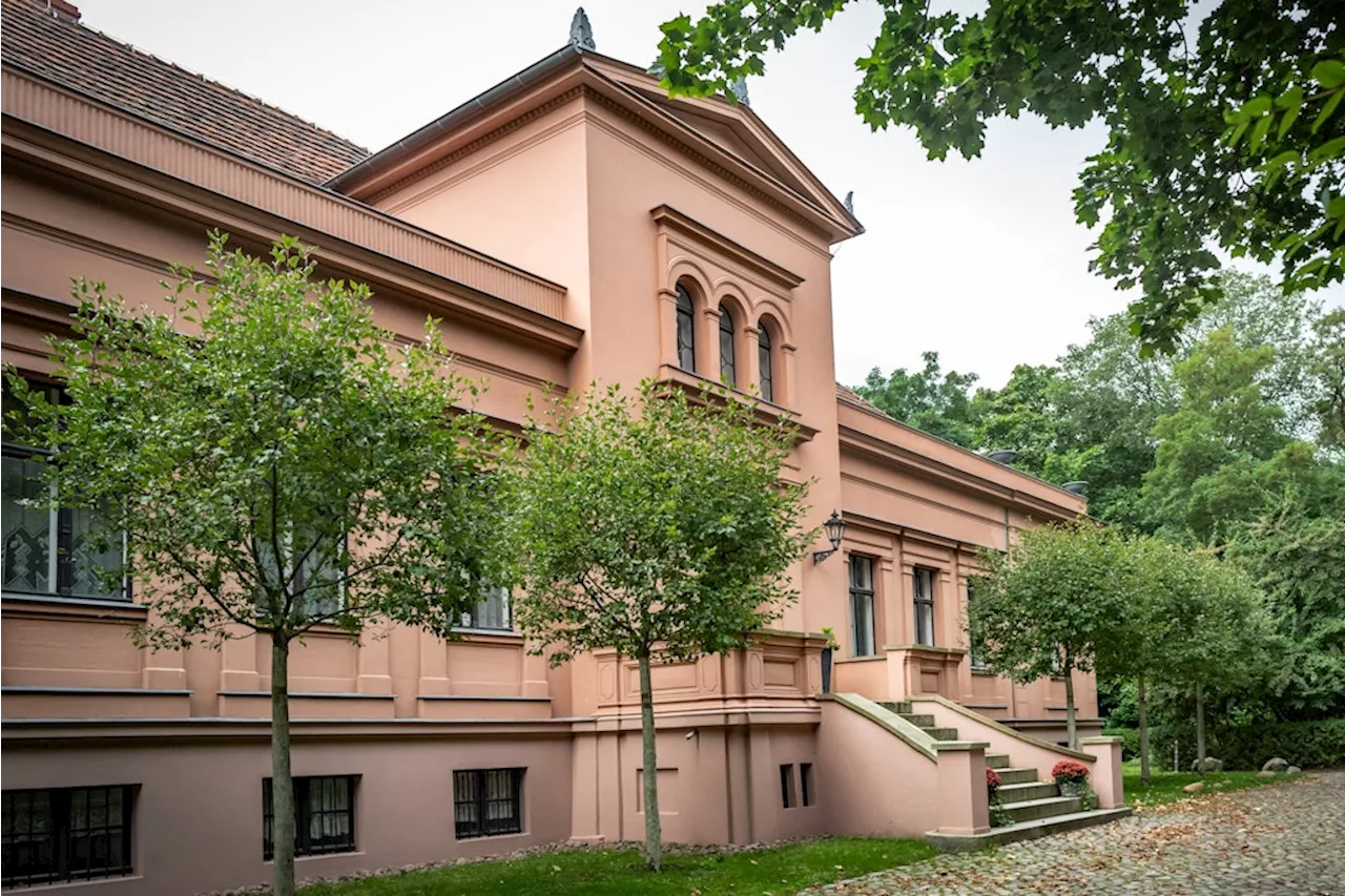 Gutshaus Mahlsdorf mit Gründerzeitmuseum: Dachsanierung gesichert