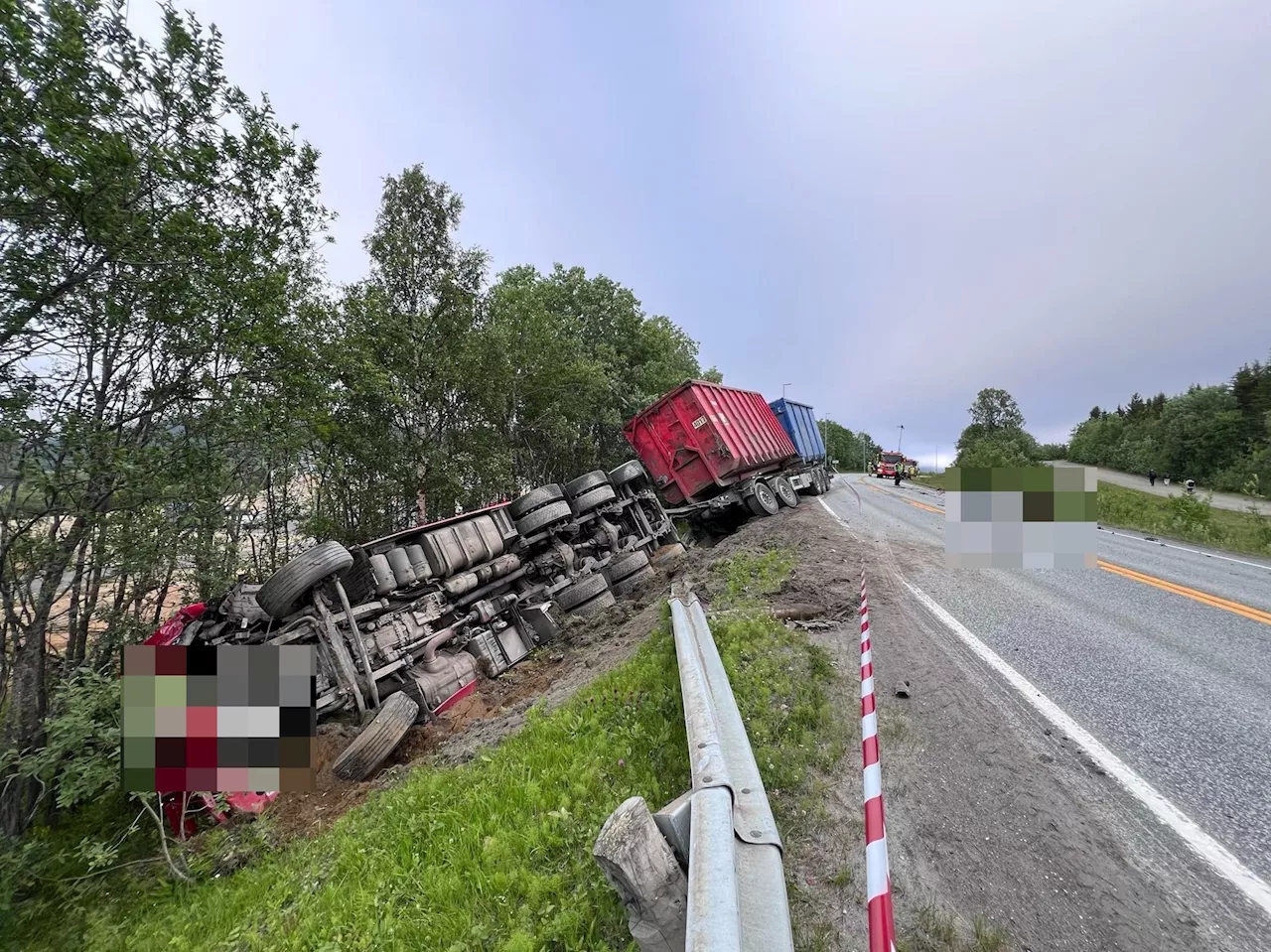 Rykker ut til frontkollisjon på E8 - en person fastklemt