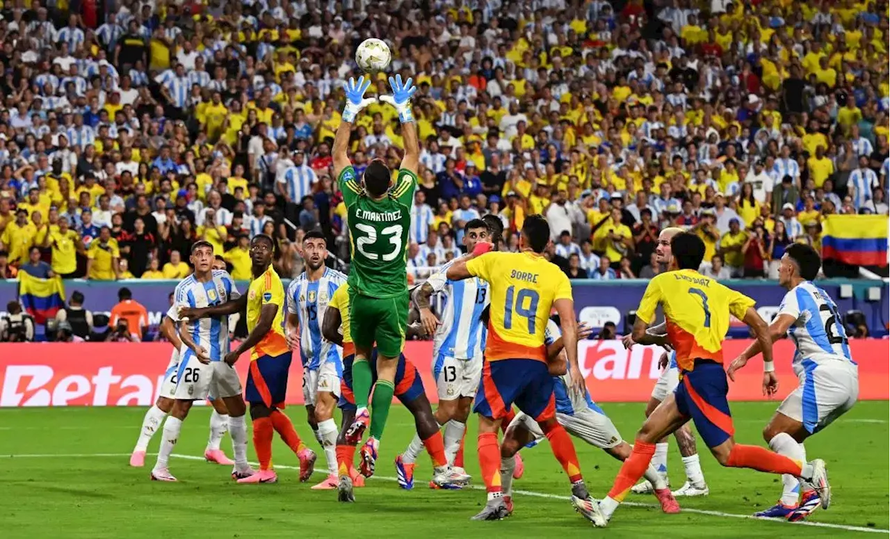 Las dos jugadas polémicas por las que pedían penal para Colombia en final de Copa América