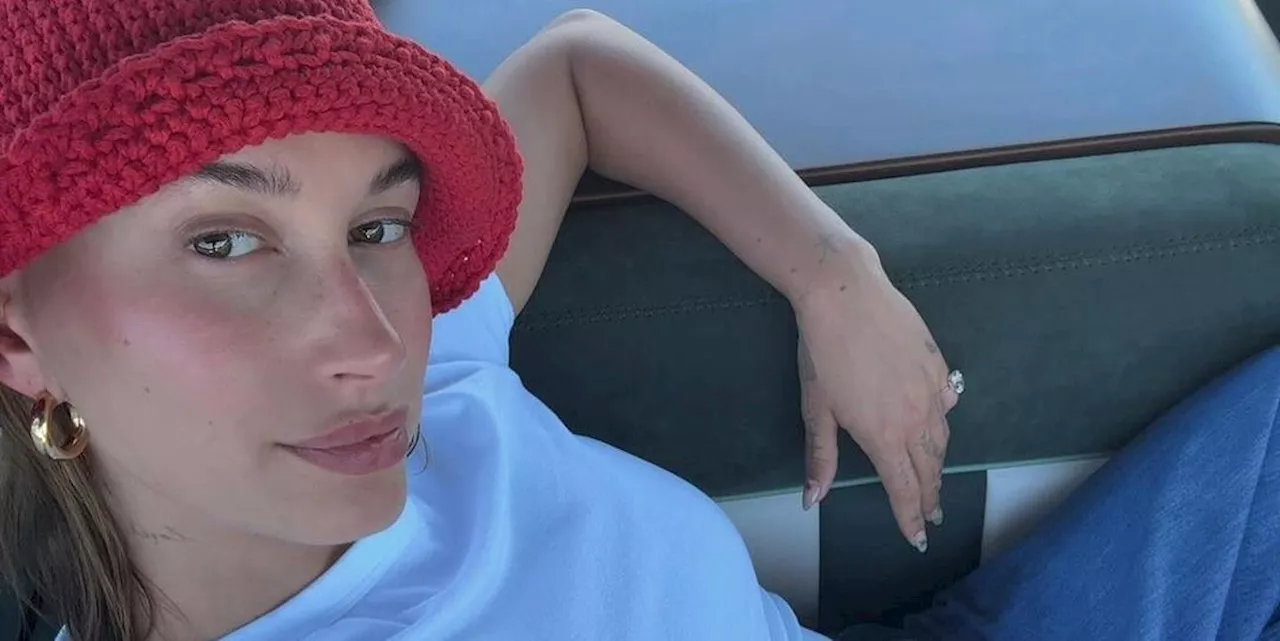 Secondo Hailey Bieber le salopette nel 2024 si indossano così