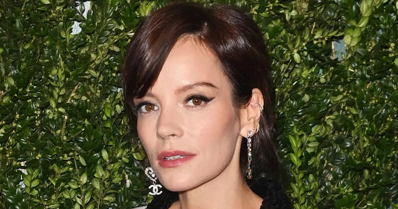 Lily Allen blasts claim about her 'naked' flirting technique in three-word reply